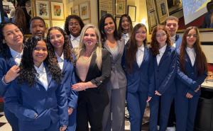 Primeira-dama Karynne Sotero com os dez jovens homenageados em Barcelona -